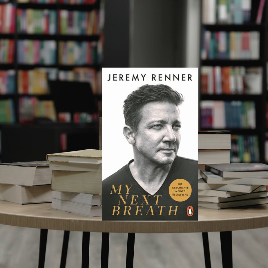 My next Breath ist das aktuelle Buch von Marvel Star @jeremyrenner . Er berichtet darin über seinen furchtbaren Unfall am Neujahrstag 2023, die Folgen davon und wie sich sein Blick auf das Leben und die Menschen dadurch verändert hat.
Die gesamte Rezension könnt Ihr auf dem Blog nachlesen.
Für mich als Marvel- Fan ein Lese-Muss!
Danke @penguinrandomhouse & @team.bloggerportal für das Rezensionsexemplar!

#jeremyrenner #mynextbreath #penguinrandomhouse #buchliebe #bookstagram #germanbookstagram #buchblogger #books #bücher #marvel #leseliebe #rezension