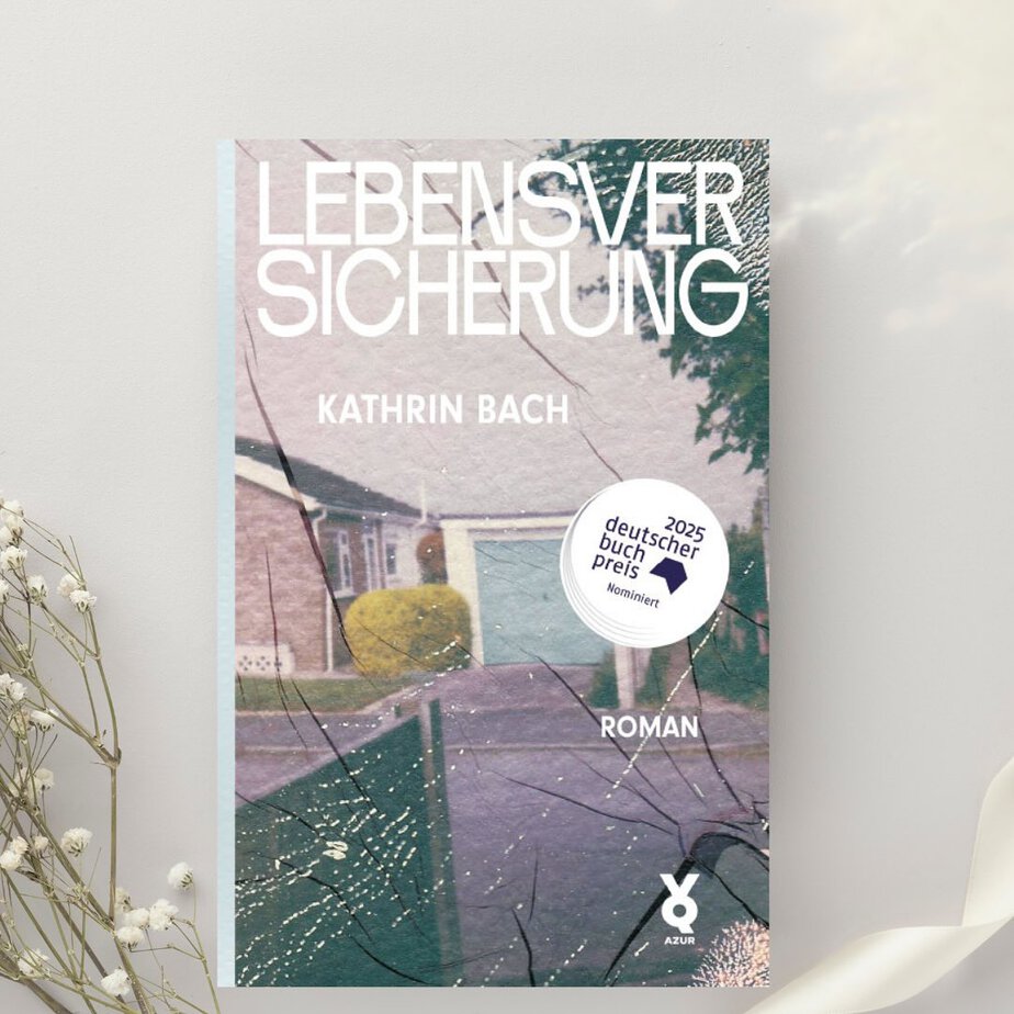 „Lebensversicherung“ von @kathrinlach steht auf Longslist des Deutschen Buchpreises.
📚Ein Buch, dass so viel Zeitgeist, Atmosphäre und Zwischentöne in einer teilweise reduzierten Sprache transportiert. Für mich ein großes Lesevergnügen und für euch eine echte Empfehlung.
Auf dem Blog könnt ihr die komplette Rezension nachlesen.
Habt ihr „Lebensversicherung“ schon gelesen?

#buchblogger #buchtipp #lebensversicherung #kathrinbach #volandundquist #netgalleyde  #buchliebe #bookstagramgermanyِ #bookstagram #lesetipp